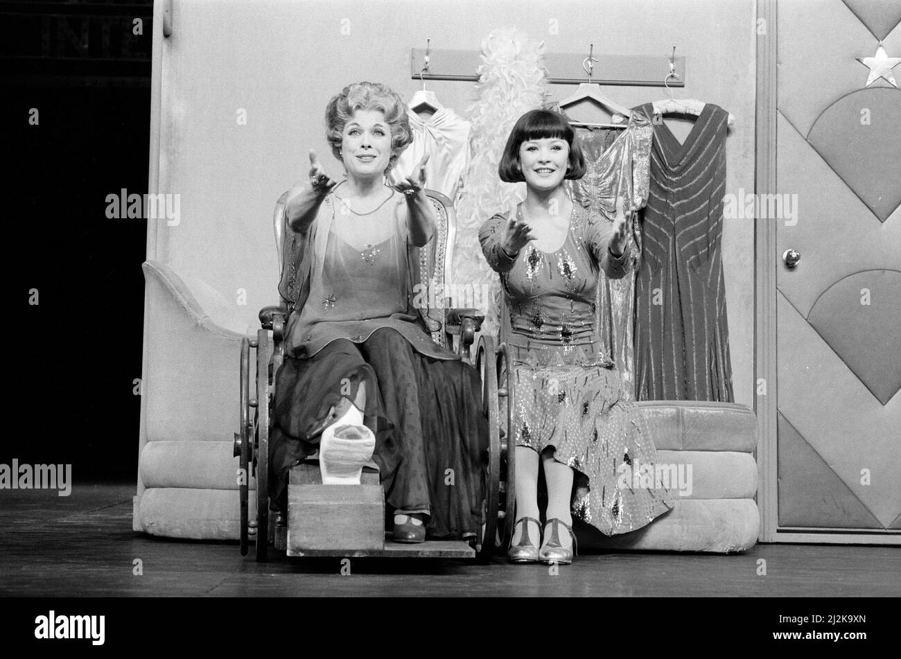 Jill Gascoine, vedette de Dorothy Brock dans le West End musical 42nd Street, qui a ouvert en avril 1987 au Théâtre Royal Drury Lane à Londres. Vu ici sur scène avec Catherine Zeta Jones (à droite) qui joue Peggy Sawyer . Jill est surtout connue pour son rôle de Maggie Forbes dans la série télévisée The Gentle Touch. Photo prise le 6th avril 1987 Banque D'Images
