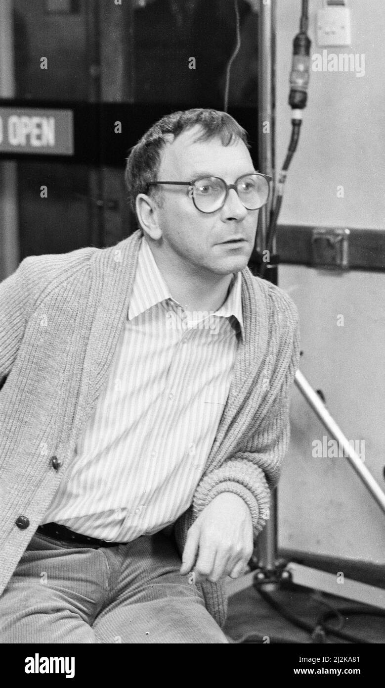 Victoria Wood comme vu à la télévision, série télévisée, tournage de croquis humoristiques d'Acorn antiques, une cuillerée d'un feuilleton à petit budget, qui apparaissent dans le spectacle. Juin 1987. En photo, Sam Kelly, acteur Banque D'Images