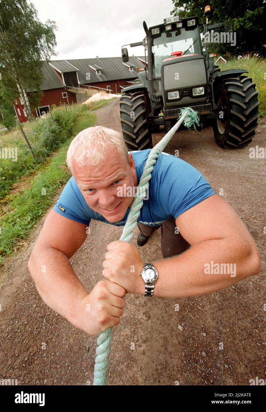 « L'homme le plus fort du monde » - Magnus Samuelsson, également appelé « le Suédois géant ». La photo a été prise à la ferme de Magnus à Tidersum, kinma, Suède. Banque D'Images « L'homme le plus fort du monde » - Magnus Samuelsson, également appelé « le Suédois géant ». La photo a été prise à la ferme de Magnus à Tidersum, kinma, Suède. Banque D'Images