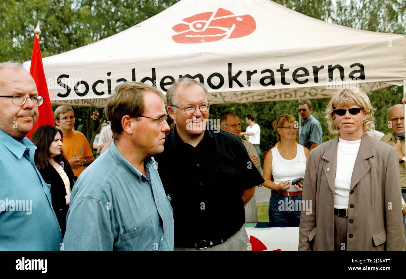 Premier ministre Göran Persson, sociaux-démocrates (s), Folkets Park à Motala. Johan Andersson, conseiller municipal de Motala, sur la gauche. Banque D'Images