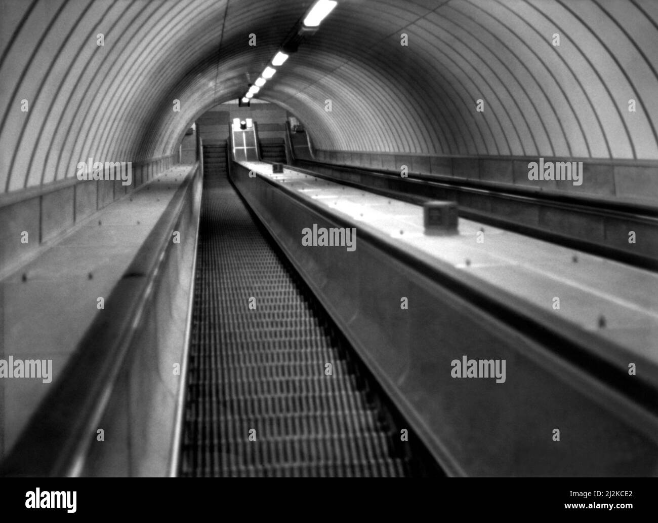 Le tunnel Tyne, qui passe sous la rivière Tyne, part de Howdon dans le nord de Tyneside à Jarow dans le sud de Tyneside. Le long escalier roulant dans le tunnel piétonnier, le 18 décembre 1988 Banque D'Images