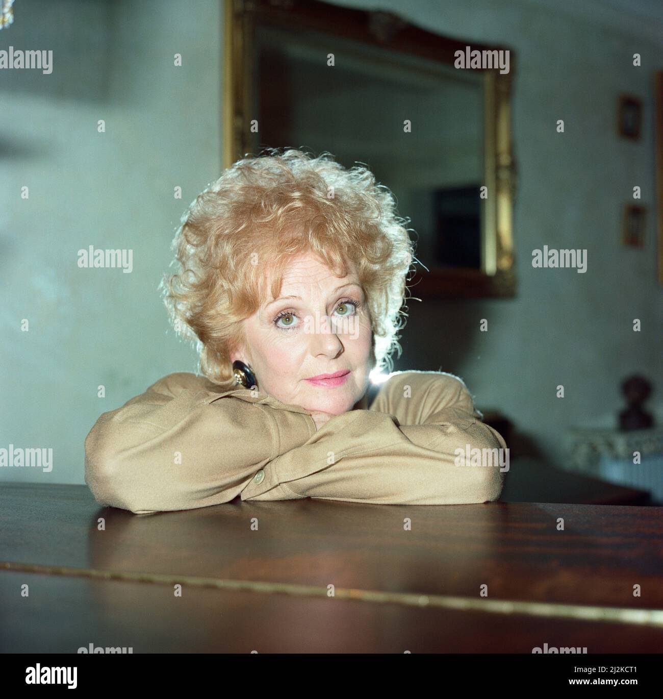 Barbara KNOX, la star de la « couronnement Street » chez elle. 28th septembre 1988. Banque D'Images