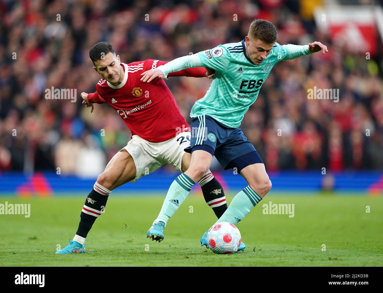 Diogo Dalot de Manchester United (à gauche) et Harvey Barnes de Leicester City se battent pour le ballon lors du match de la Premier League à Old Trafford, Manchester. Date de la photo: Samedi 2 avril 2022. Banque D'Images