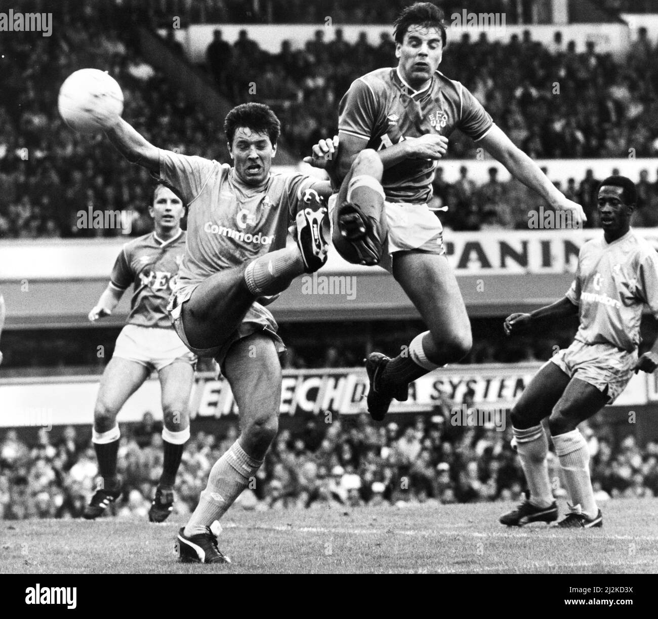 English League Division One Match à Goodison Park. Everton 4 contre Chelsea 1. Le Graeme aéroporté d'Everton combat le ballon avec Joe McLaughlin. 10th octobre 1987. Banque D'Images