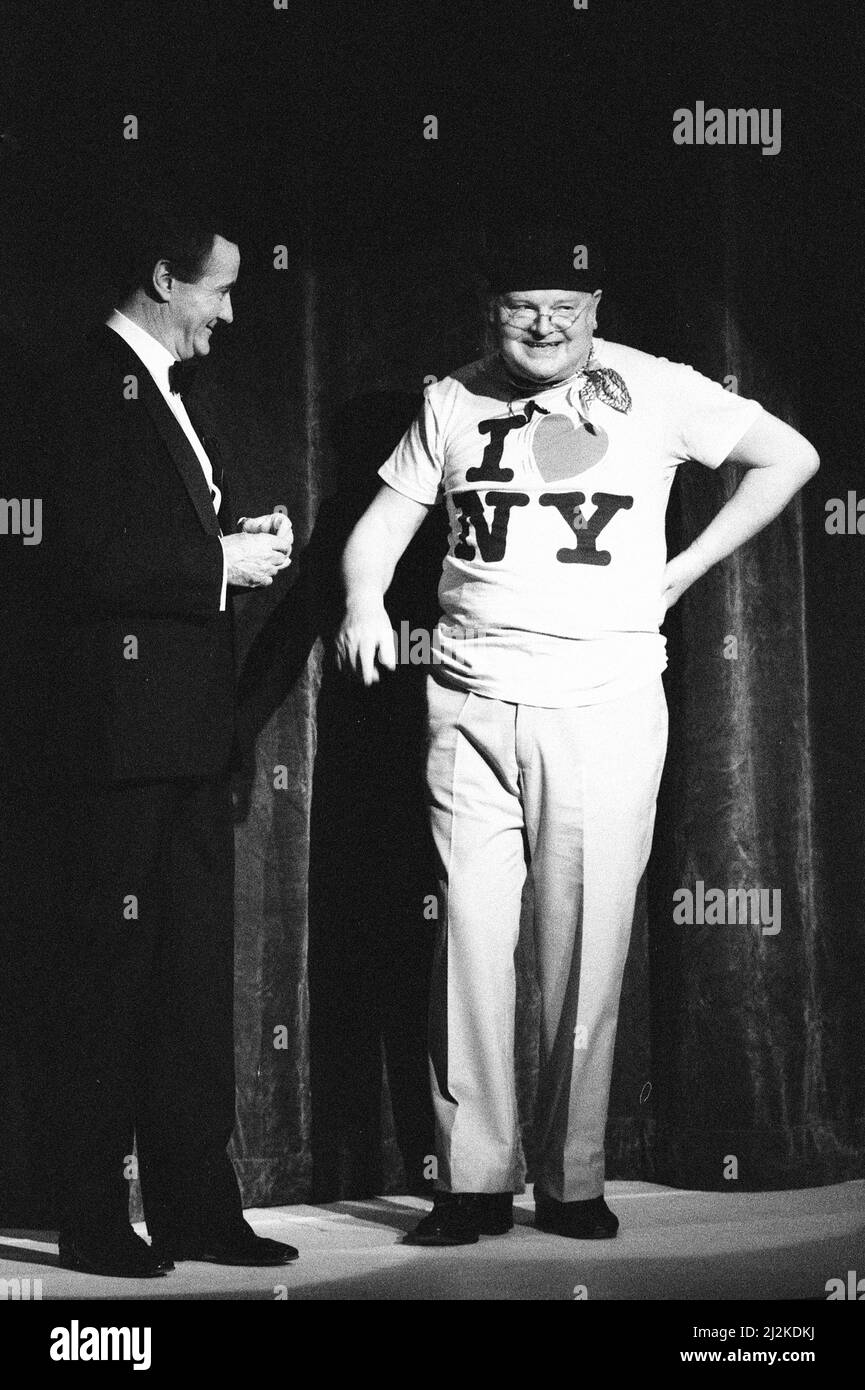 Benny Hill, comédien et comédien britannique, mieux connu pour son émission télévisée The Benny Hill Show, en Amérique, où il filme une heure spéciale, Benny Hill World Tour : New York, qui sera tourné sur place à New York, samedi 28th mars 1987. Notre photo montre ... Benny Hill en scène. Banque D'Images