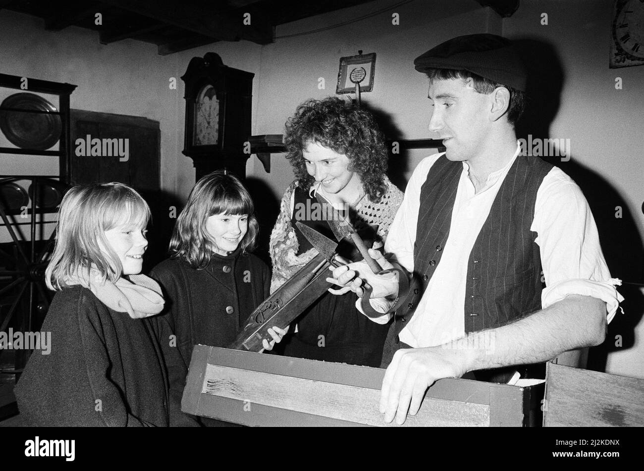 Des personnages victoriens ont surpassé le musée Tolson de Moldgreen pour enseigner aux écoliers locaux les difficultés et les triomphes de la vie il y a 150 ans. 4th janvier 1988. Banque D'Images