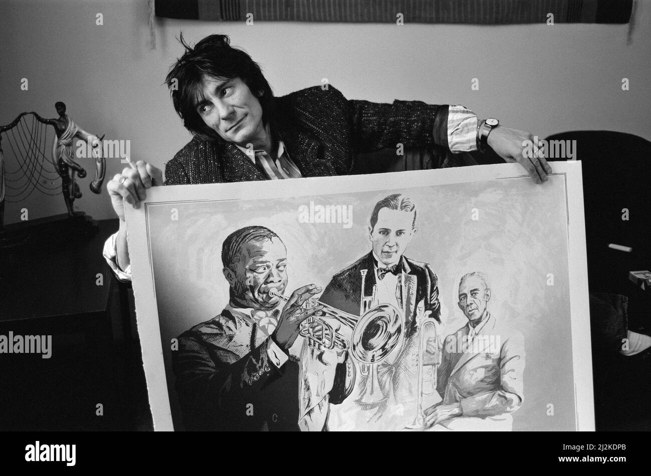 Ronnie Wood, photographié en 1987 avec ses dessins. Ces dessins seraient finalement peints en couleur. Dans cette photo, Ronnie tient son dessin Louis Armstrong (à gauche) Leon Bismark 'Bix' Beiderbecke (au centre) et Bunk Johnson (à droite). Tous les musiciens du 1930s. Photo prise le 20th octobre 1987 Banque D'Images