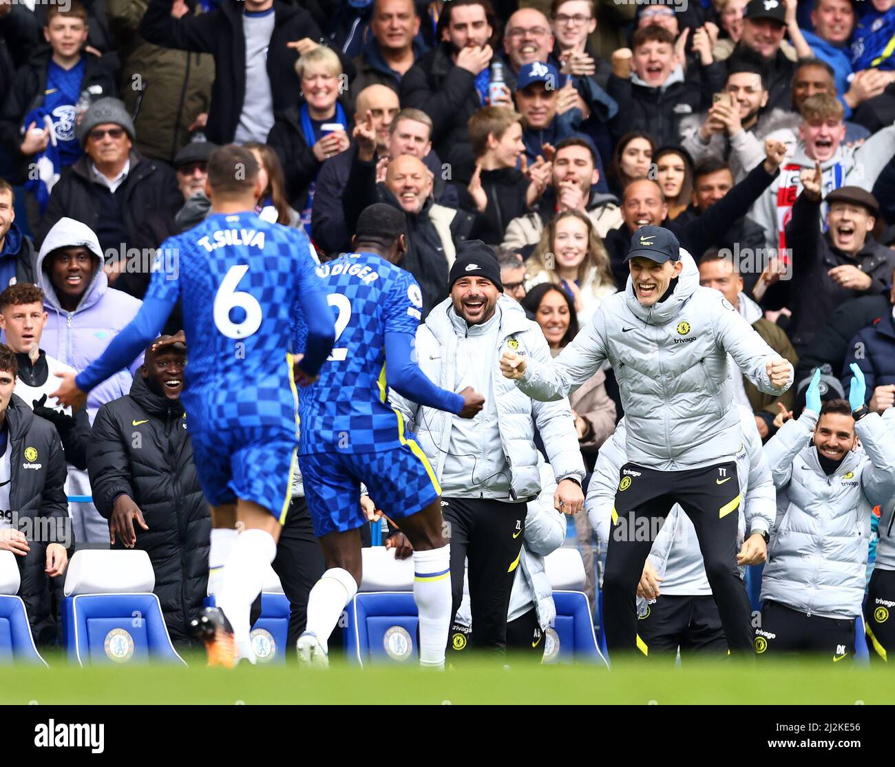 Londres, Royaume-Uni. 2nd avril 2022. Antonio Rudiger, de Chelsea, fête son but d'ouverture avec Thomas Tuchel, directeur de Chelsea, lors du match de la Premier League à Stamford Bridge, Londres. Le crédit photo devrait se lire: David Klein/Sportimage crédit: Sportimage/Alay Live News Banque D'Images