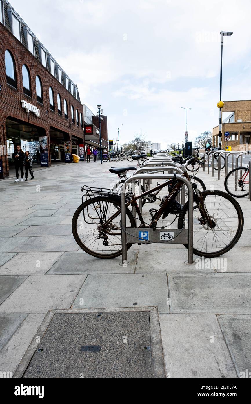 Kingston upon Thames London, Royaume-Uni, avril 01 2022, rangée ou ligne de bicyclettes verrouillées aux stands de stationnement pour vélos Banque D'Images