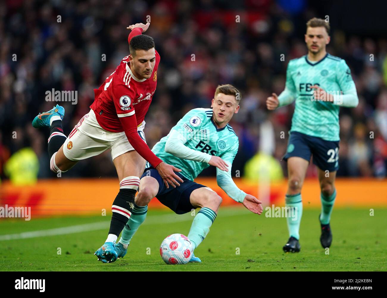 Diogo Dalot de Manchester United (à gauche) et Harvey Barnes de Leicester City se battent pour le ballon lors du match de la Premier League à Old Trafford, Manchester. Date de la photo: Samedi 2 avril 2022. Banque D'Images