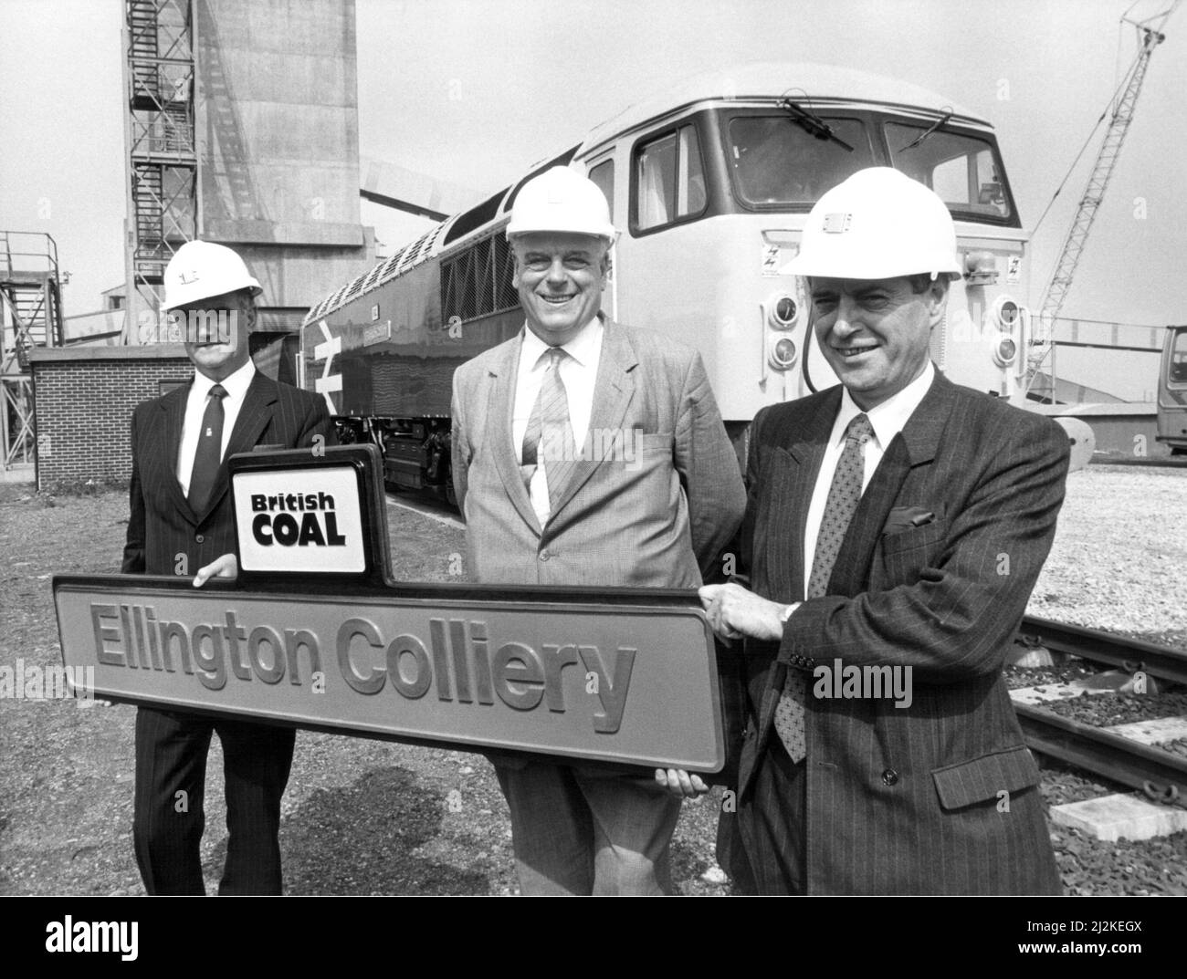 Une soirée de baptême pour la toute nouvelle locomotive de transport ferroviaire de British Rail appelée Ellington Colliery le 20th août 1987. De gauche à droite, le directeur de la région de British Coal, M. David Archibald, M. Penzer, et M. Smith, avec une réplique de la plaque signalétique de la locomotive. Banque D'Images