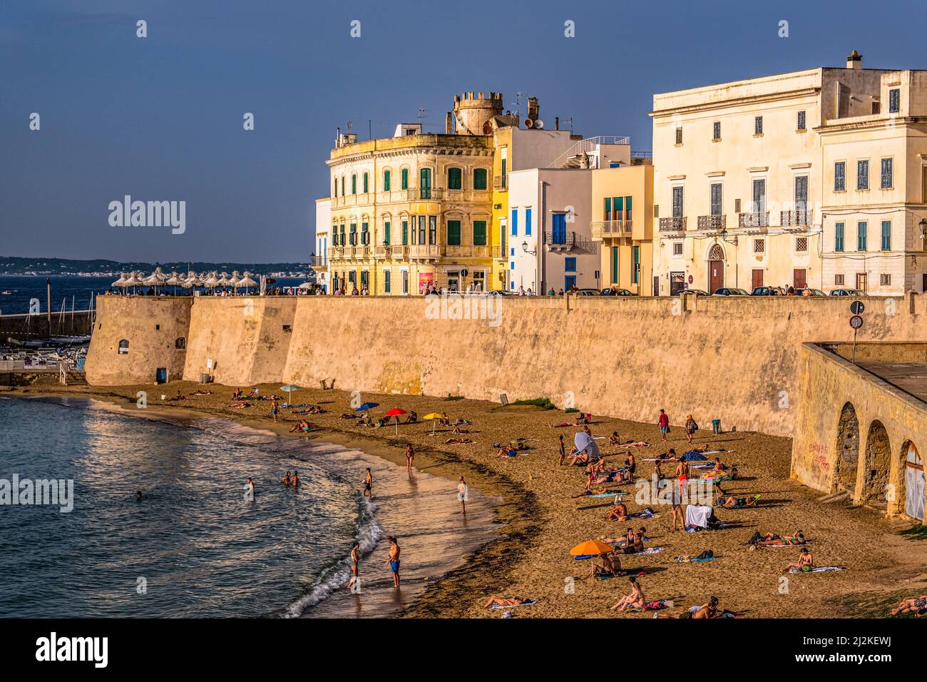 Italie Puglia Gallipoli le centre historique avec la plage de Purità Banque D'Images