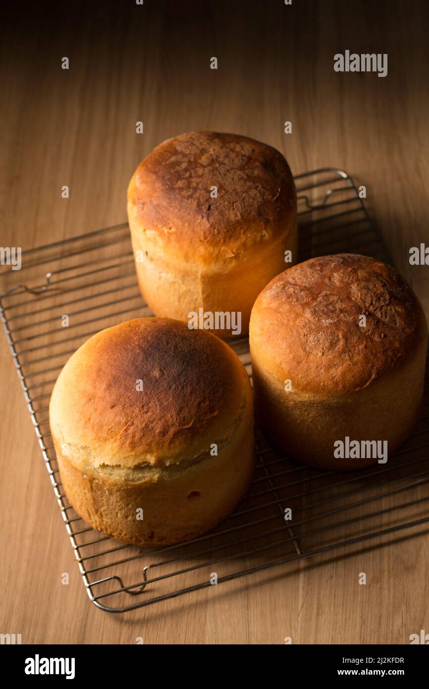 Trois gâteaux de Pâques grossirs sur fond sombre Banque D'Images