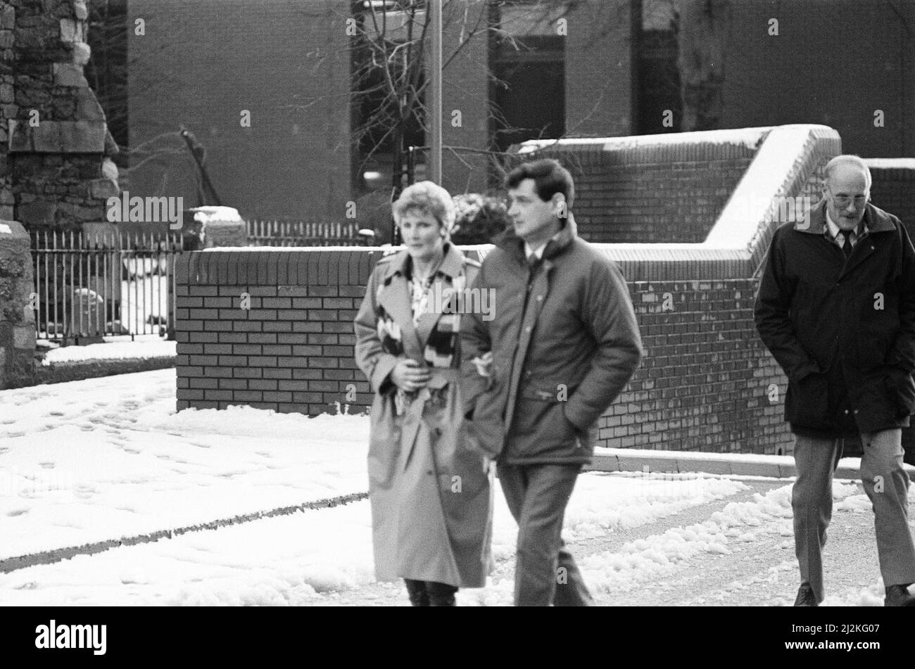 Scènes devant le tribunal de la Couronne de Leicester après que Colin Pitchfork ait été condamné à la prison à vie après avoir admis les meurtres séparés de Lynda Mann, âgée de 15 ans (1983 ans), et Dawn Ashworth, âgée de 15 ans (1986 ans), le vendredi 22nd janvier 1988. Il a été la première personne reconnue coupable de meurtre sur la base de la preuve de la prise d'empreintes génétiques et la première à être capturée à la suite d'un dépistage de masse de l'ADN. Notre photo montre ... Barbara et Robin Ashworth, parents de Dawn Ashworth, assassinés en juillet 1986 Banque D'Images