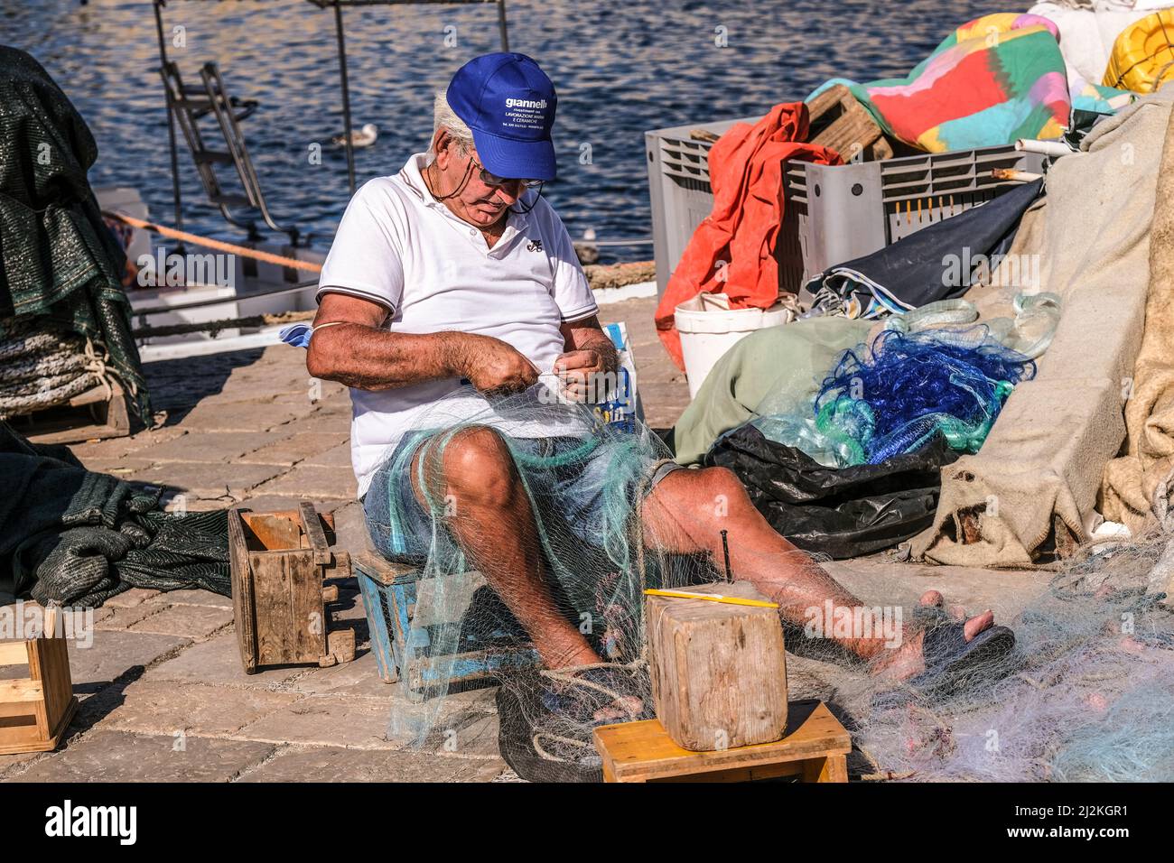 Italie Puglia. Gallipoli. Les pêcheurs mirent leurs filets Banque D'Images