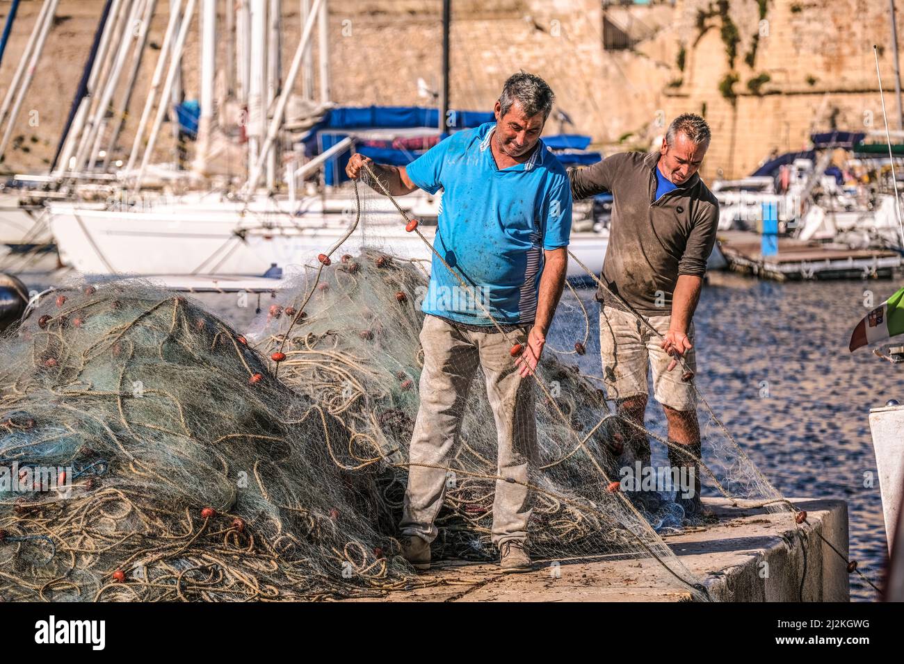 Italie Puglia. Gallipoli. Les pêcheurs contrôlent les filets Banque D'Images