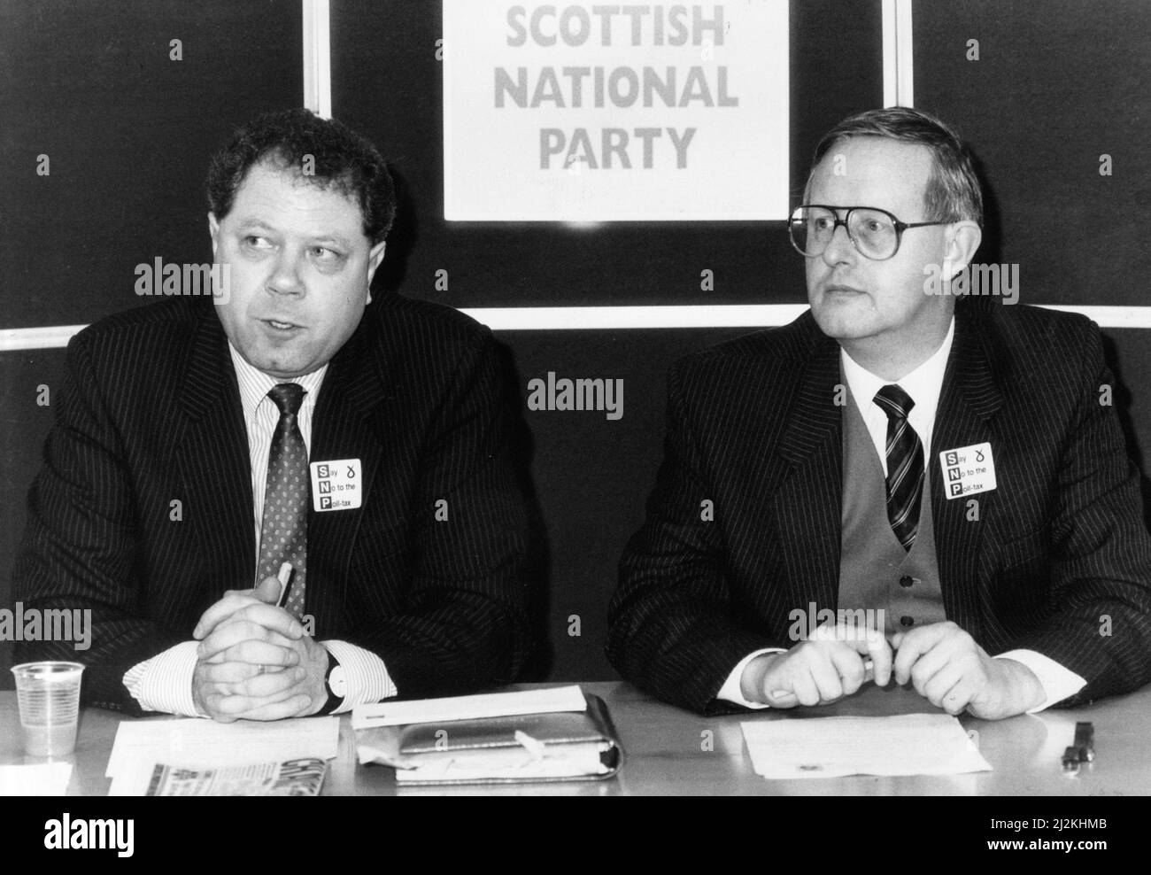 Glasgow Govan l'élection partielle 1988 a eu lieu le 10th novembre 1988, en raison de la démission de Bruce Millan en tant que député de la circonscription à la suite de sa nomination en tant que commissaire européen. Le résultat a été perçu comme embarrassant pour le Parti travailliste, l’ancien député travailliste Jim Sillars ayant remporté le siège du Parti national écossais avec une majorité de 3 554 voix et un important basculement du Parti travailliste au SNP. Notre photo montre ... Jim Sillars candidat du SNP (à gauche) et Gordon Wilson, Conférence de presse du SNP, vendredi 21st octobre 1988 Banque D'Images Glasgow Govan l'élection partielle 1988 a eu lieu le 10th novembre 1988, en raison de la démission de Bruce Millan en tant que député de la circonscription à la suite de sa nomination en tant que commissaire européen. Le résultat a été perçu comme embarrassant pour le Parti travailliste, l’ancien député travailliste Jim Sillars ayant remporté le siège du Parti national écossais avec une majorité de 3 554 voix et un important basculement du Parti travailliste au SNP. Notre photo montre ... Jim Sillars candidat du SNP (à gauche) et Gordon Wilson, Conférence de presse du SNP, vendredi 21st octobre 1988 Banque D'Images