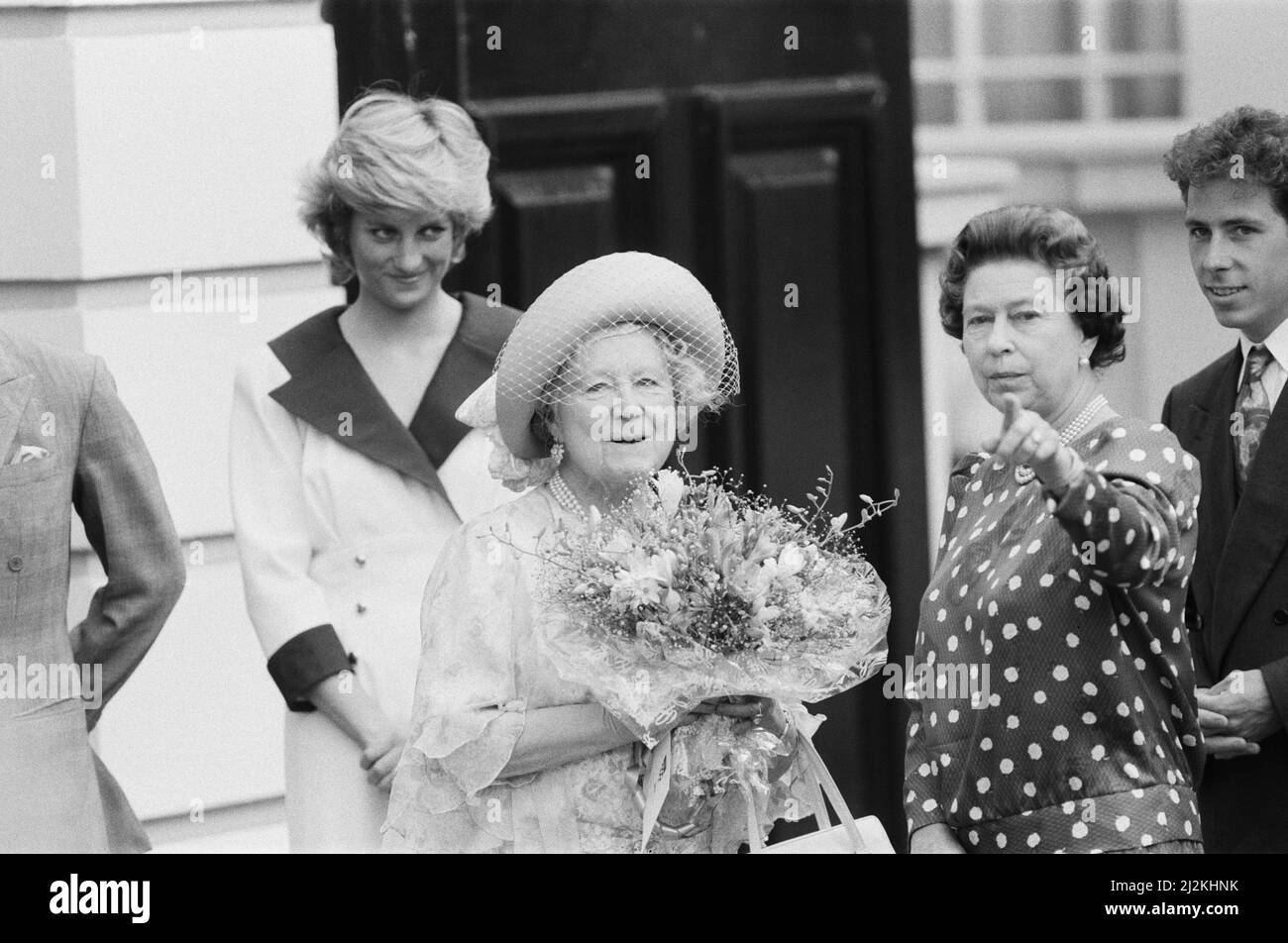 Les célébrations de l'anniversaire de la Reine mère 87th à Clarence House, Londres. De gauche à droite se trouve la princesse Diana, la reine mère, la reine Elizabeth II (pointage) et le seigneur Viscount Linley photo prise le 4th août 1987 Banque D'Images