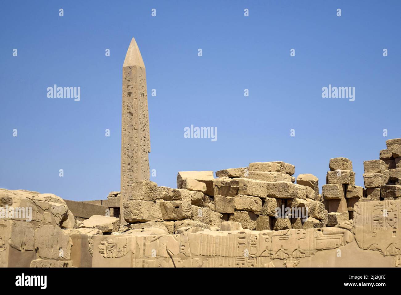 Ruines du temple de Karnak avec des statues, des sculptures et des piliers sculptés avec des hiéroglyphes et des symboles égyptiens anciens (Thébes antiques). Luxor, Egyp Banque D'Images