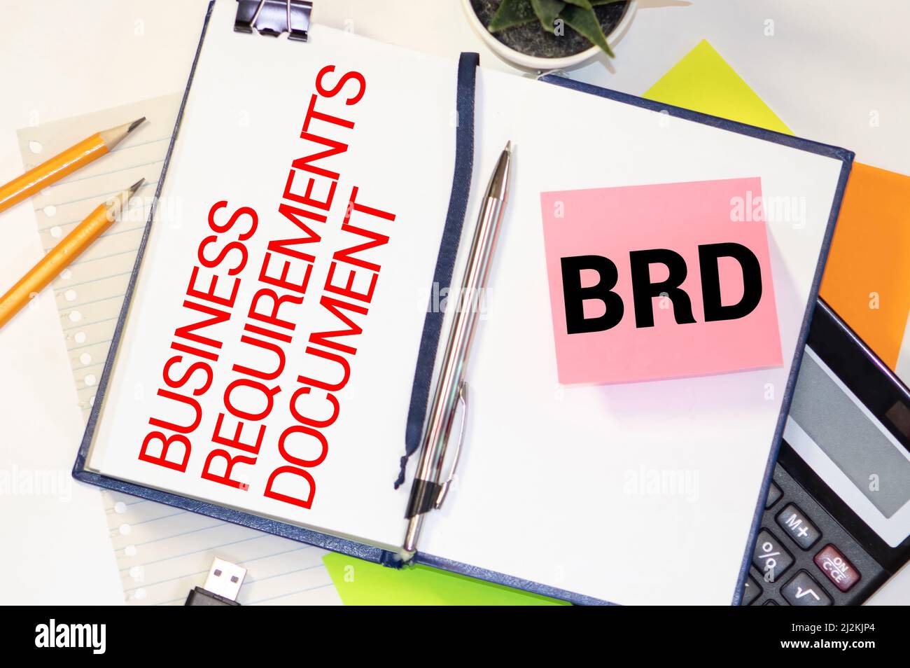 Rédaction manuelle du document des exigences commerciales avec marqueur, arrière-plan du concept Banque D'Images