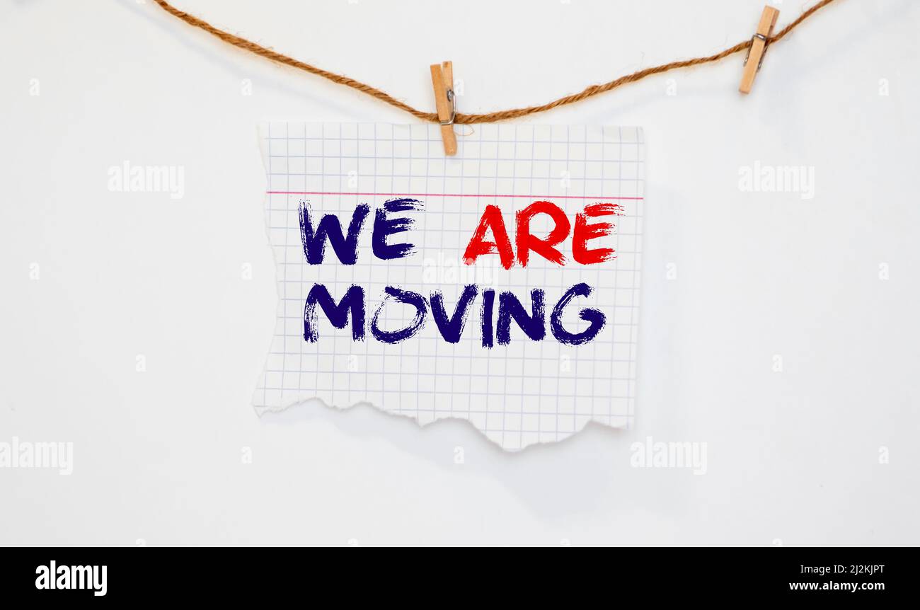 L'inspiration conceptuelle de l'écriture manuelle de légende de texte montre que nous avons déménagé. Le concept commercial de l'entreprise change de place écrit sur le papier adhésif sur le papier Banque D'Images