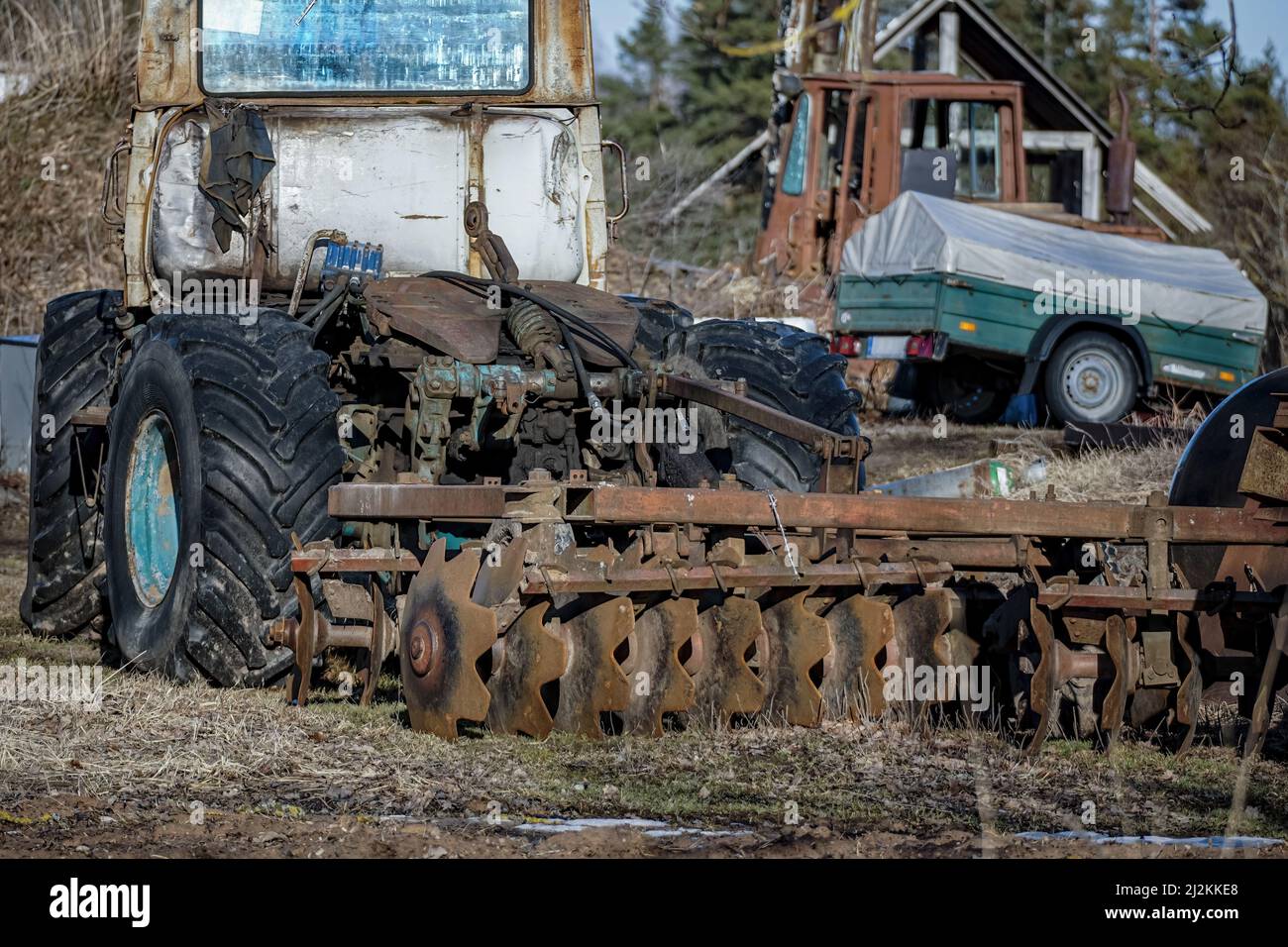 Abandon de machines et d'équipements agricoles rouillés anciens sur la ferme Banque D'Images