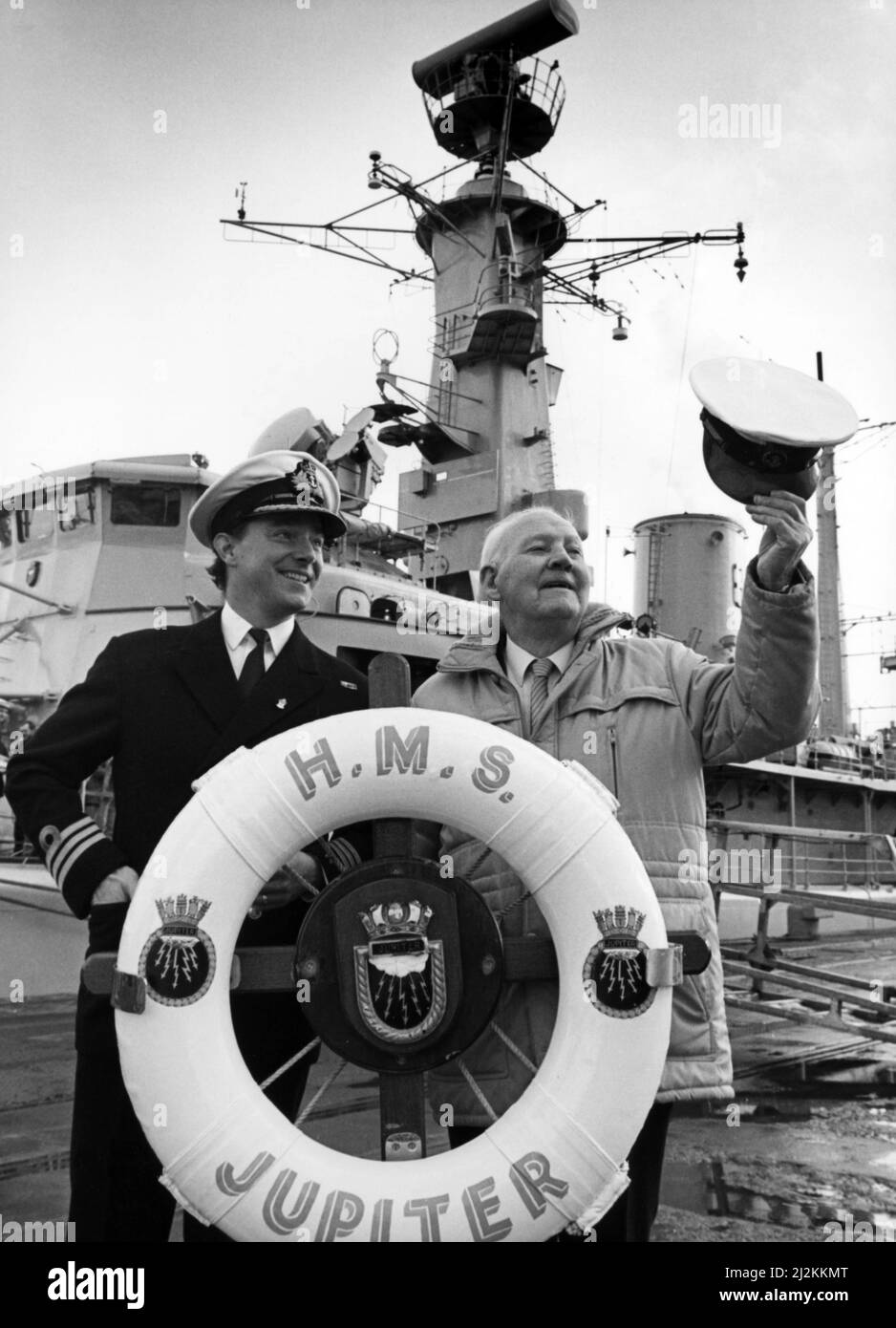 Albert RN a rejoint la Marine, 70 ans après avoir été payé à la fin de la première Guerre mondiale. L'ex-stoker Albert Cowperthwaite, 88 ans, a été nommé maître-chef pour la journée où il a été accueilli à bord du HMS Jupiter - navire de guerre adopté par Middlesbrough - qui a amarré à Teesside. Février 1988. Banque D'Images