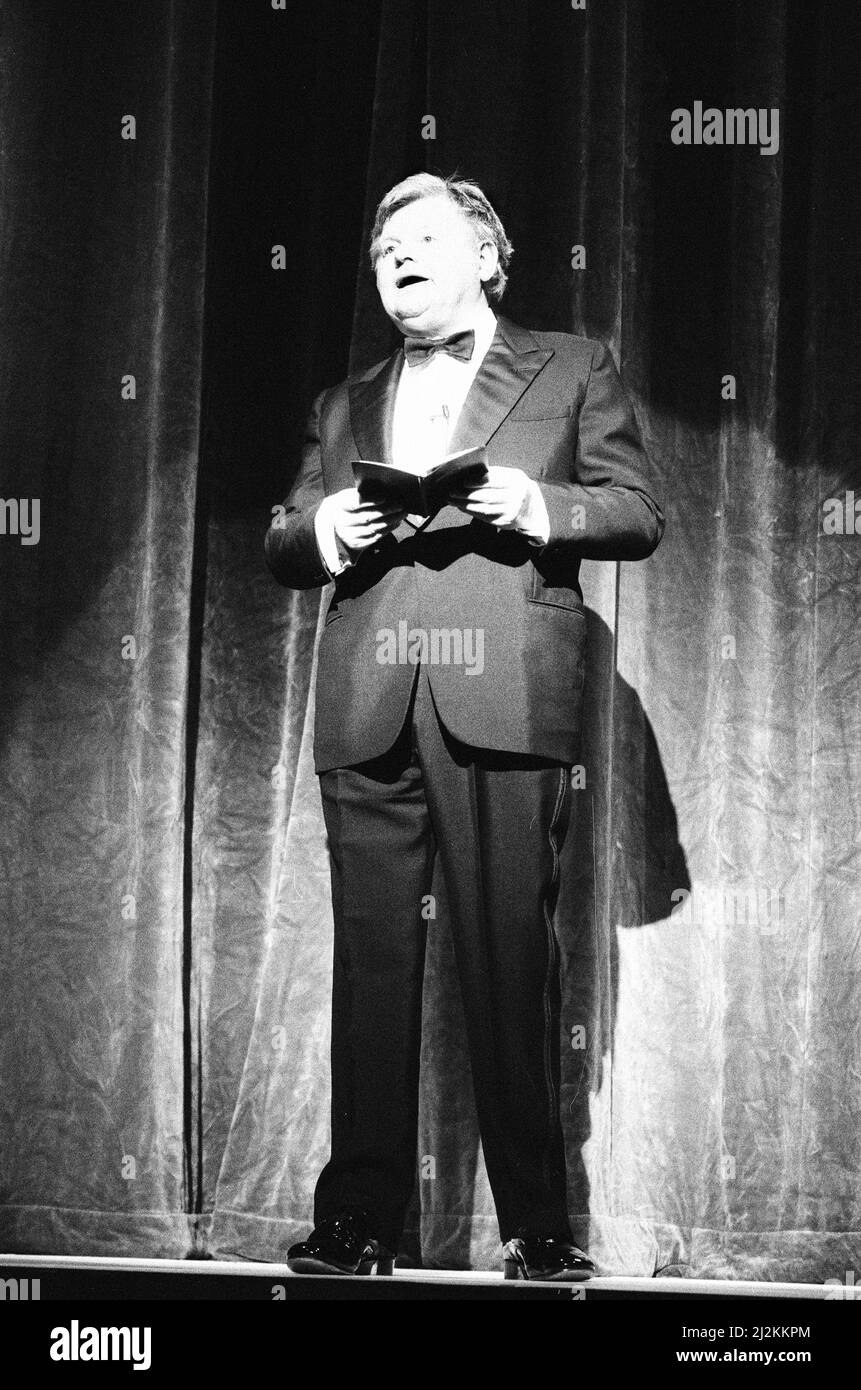 Benny Hill, comédien et comédien britannique, mieux connu pour son émission télévisée The Benny Hill Show, en Amérique, où il filme une heure spéciale, Benny Hill World Tour : New York, qui sera tourné sur place à New York, samedi 28th mars 1987. Notre photo montre ... Benny Hill en scène. Banque D'Images