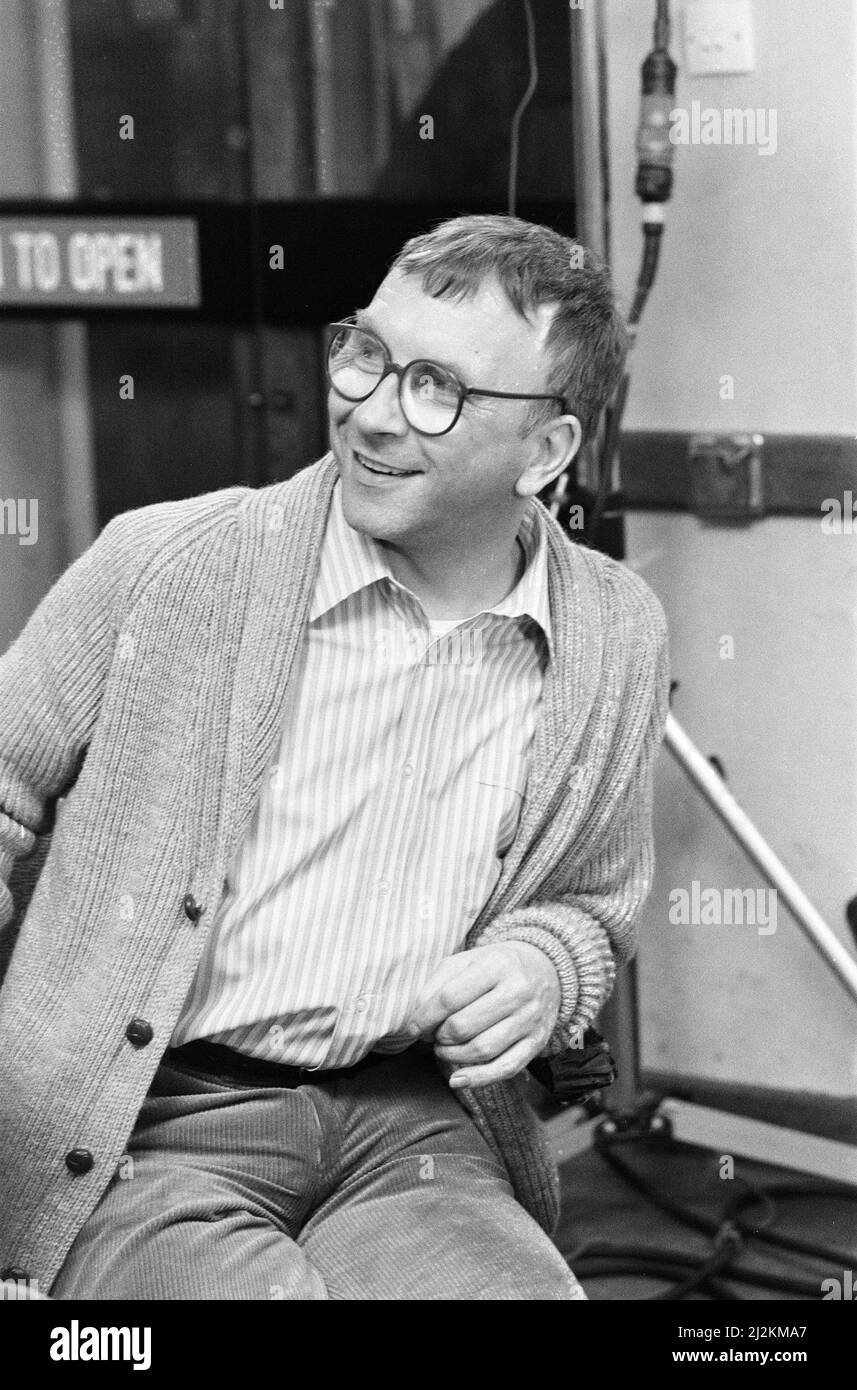 Victoria Wood comme vu à la télévision, série télévisée, tournage de croquis humoristiques d'Acorn antiques, une cuillerée d'un feuilleton à petit budget, qui apparaissent dans le spectacle. Juin 1987. En photo, Sam Kelly, acteur Banque D'Images