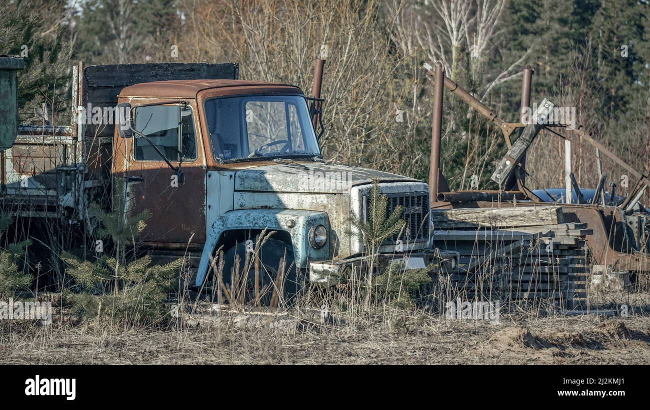 Abandon de machines et d'équipements agricoles rouillés anciens sur la ferme Banque D'Images