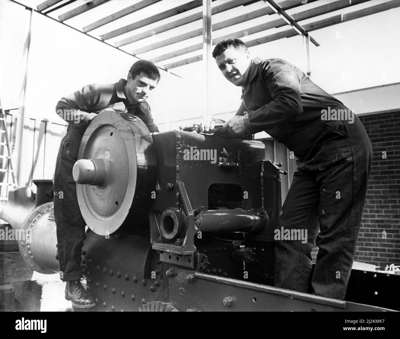 Un rouleau à vapeur d'époque de 1947 a été restauré par Joe Shiel, à gauche, et Malcolm Alexander à l'école Walker Middle Street le 7th mars 1988 Banque D'Images