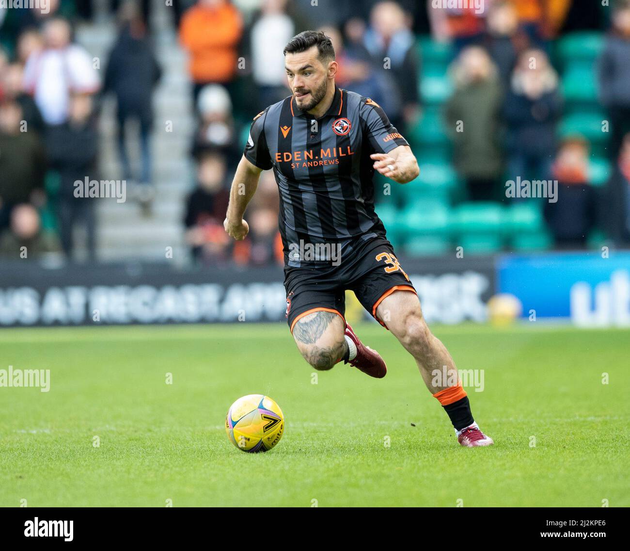 Édimbourg, Royaume-Uni. 02nd avril 2022. Cinch Premiership - Hibernian FC contre Dundee United FC 2/4/2022. Le jeu Hibernian accueille Dundee Utd dans le Cinch Premiership au Easter Road Stadium, Edimbourg, Midlothian, Royaume-Uni. Pic shows: Dundee Utd Forward, Tony Watt, apporte le ballon au-dessus du terrain. Crédit : Ian Jacobs/Alay Live News Banque D'Images