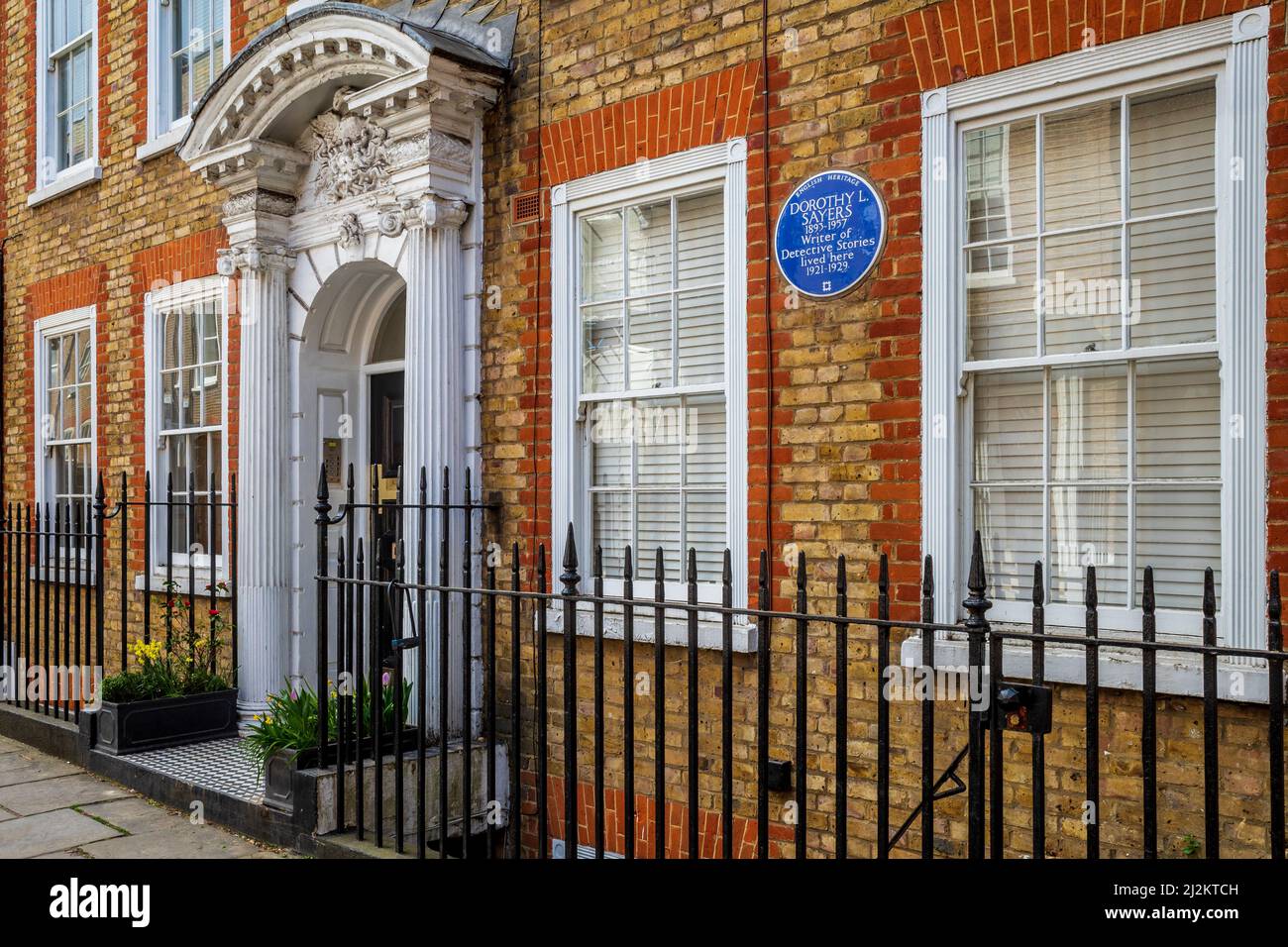 L Dorothy Sayers House (1893 - 1957), auteur de roman policier, a vécu à 24 grande rue James 1921 - 1929. Plaque de Londres 2000 par English Heritage Banque D'Images