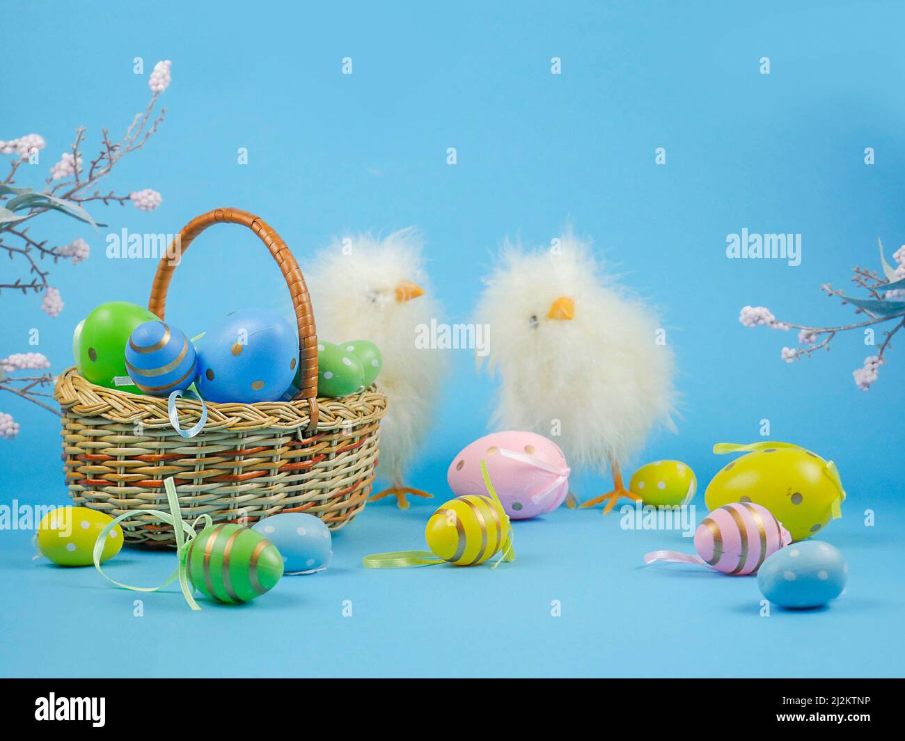 Lapins de Pâques. Arrière-plan de Pâques. Bonne carte de Pâques. . Lapins de Pâques sur fond bleu. Espace de copie Banque D'Images