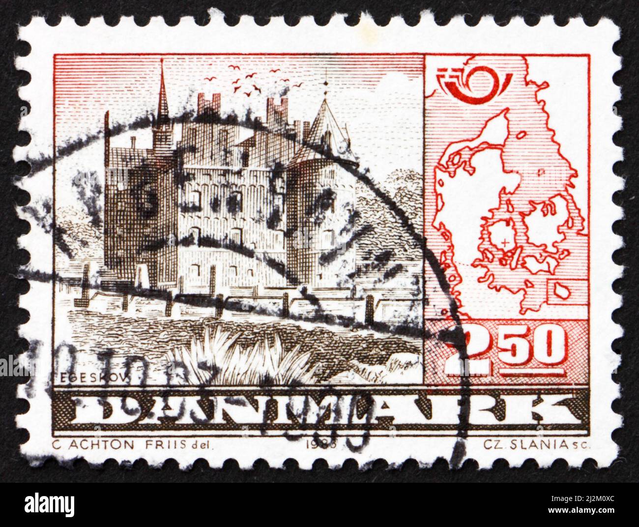 DANEMARK - VERS 1983 : un timbre imprimé au Danemark montre le château d'Egeskov, château d'eau de la Renaissance dans le sud de l'île de Funen, vers 1983 Banque D'Images