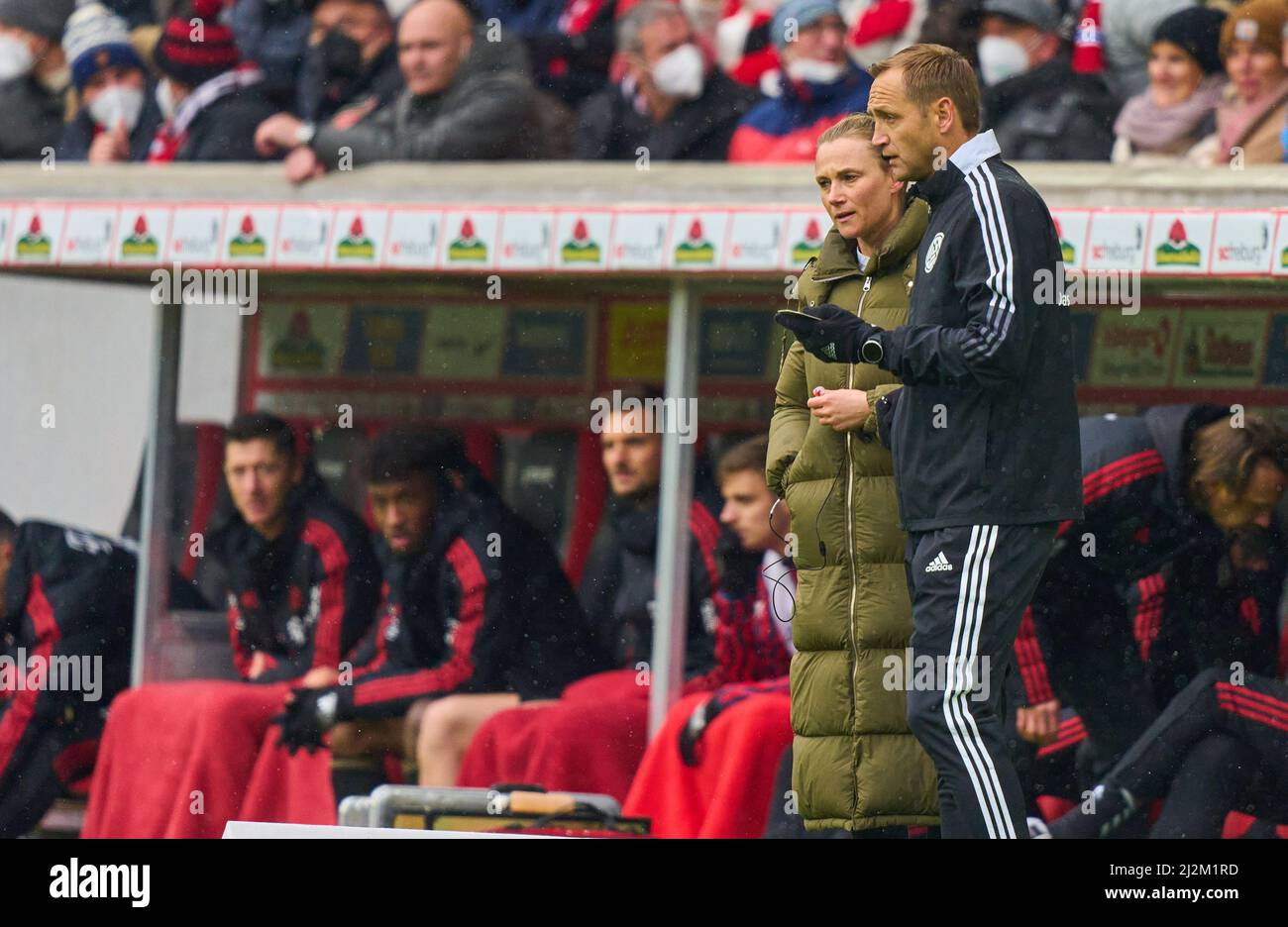 Fribourg, Allemagne. 02nd avril 2022. Kathleen KRÜGER FCB, TeamManager, discuter avec 4. Offiziellen, Arno Blos à propos de la substitution de Kingsley Coman, FCB 11 dans le match SC FREIBURG - FC BAYERN MÜNCHEN 1-4 1.Ligue allemande de football le 2 avril 2022 à Fribourg, Allemagne. Saison 2021/2022, match jour 28, 1.Bundesliga, FCB, München, 28.balise Spieltag. FCB, © Peter Schatz / Alamy Live News - LE RÈGLEMENT DFL INTERDIT TOUTE UTILISATION de PHOTOGRAPHIES comme SÉQUENCES D'IMAGES et/ou QUASI-VIDÉO - Credit: Peter Schatz/Alamy Live News Banque D'Images