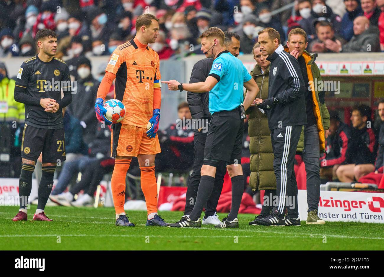 Fribourg, Allemagne. 02nd avril 2022. Manuel NEUER, gardien de but FCB 1 Trainer Julian Nagelsmann (FCB), chef d'équipe, entraîneur, Hasan ( Brazzo ) Salihamidzic, directeur sportif de la FCB Kathleen KRÜGER, Teammanager FCB Referee Christian Dingert , 4. Offiziellen, Arno Blos rupture à propos de l'erreur de substitution, Kingsley Coman, FCB 11 dans le match SC FREIBURG - FC BAYERN MÜNCHEN 1-4 1.Ligue allemande de football le 2 avril 2022 à Fribourg, Allemagne. Saison 2021/2022, match jour 28, 1.Bundesliga, FCB, München, 28.balise Spieltag. FCB, © Peter Schatz / Alamy Live News - LA RÉGLEMENTATION DFL INTERDIT TOUTE UTILISATION DE PHO Banque D'Images