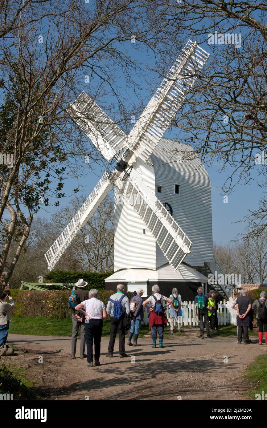 Marcheurs et visiteurs à l'ancienne moulin restauré d'Oldland, Keymer, Hassocks, West Sussex, Angleterre [2022] Banque D'Images