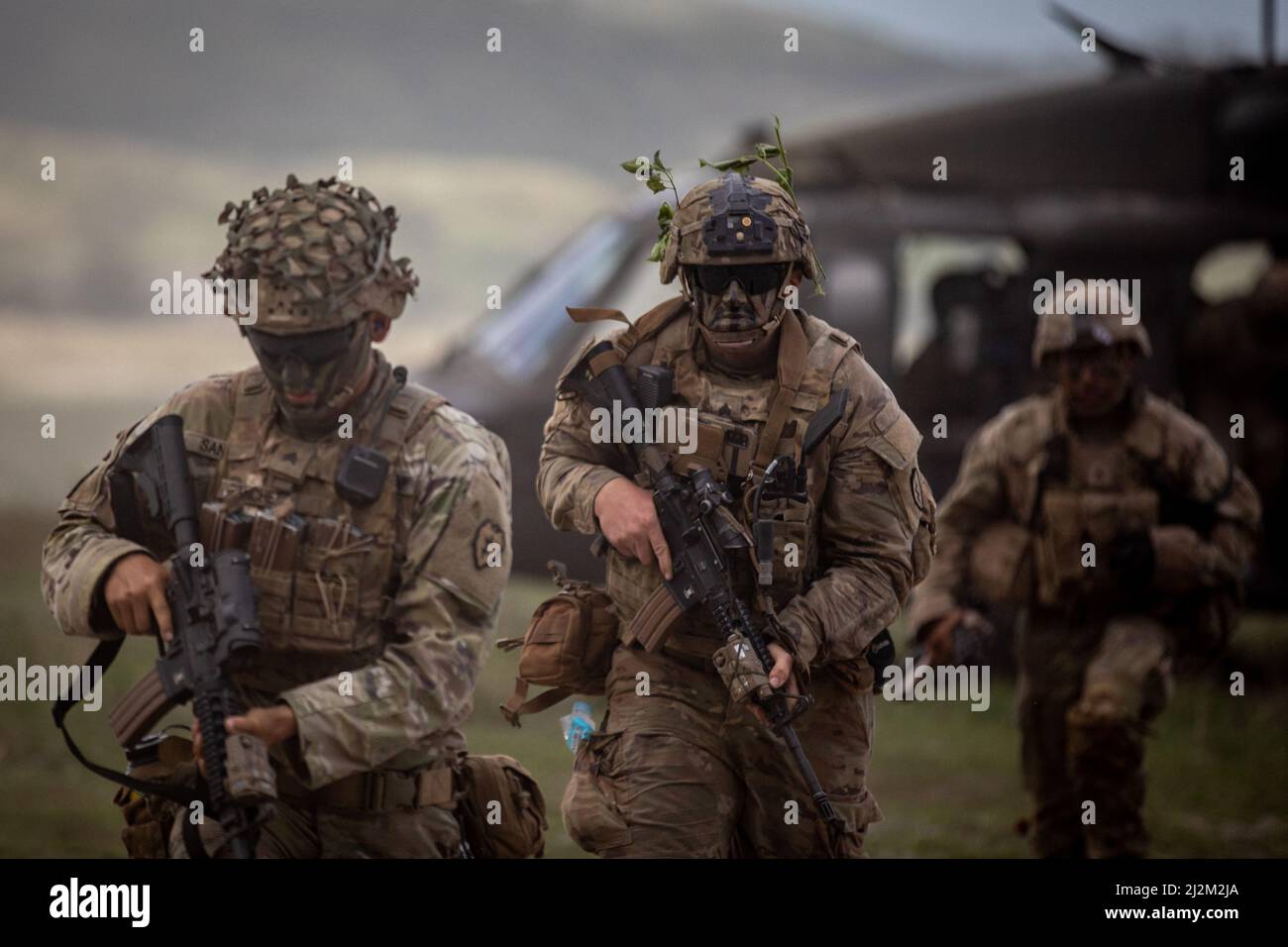 Soldats de l'armée américaine du Pacifique avec 2nd Bataillon, 27th Infantry Regiment, 3rd Infantry Brigade combat Team, 25th Infantry Division, sortie d'un HÉLICOPTÈRE UH-60 Blackhawk tout en exécutant l'exercice combiné d'armes en direct pendant Balikatan 22 sur le colonel Ernesto Rabina Air base, province de Tarlac, Philippines, 31 mars 2022. Balikatan est un exercice annuel entre les forces armées des Philippines et l'armée américaine visant à renforcer l'interopérabilité bilatérale, les capacités, la confiance et la coopération bâtie sur des décennies d'expériences partagées. Balikatan, Tagalog pour ‘soulder-à-épaule’, est un lon Banque D'Images