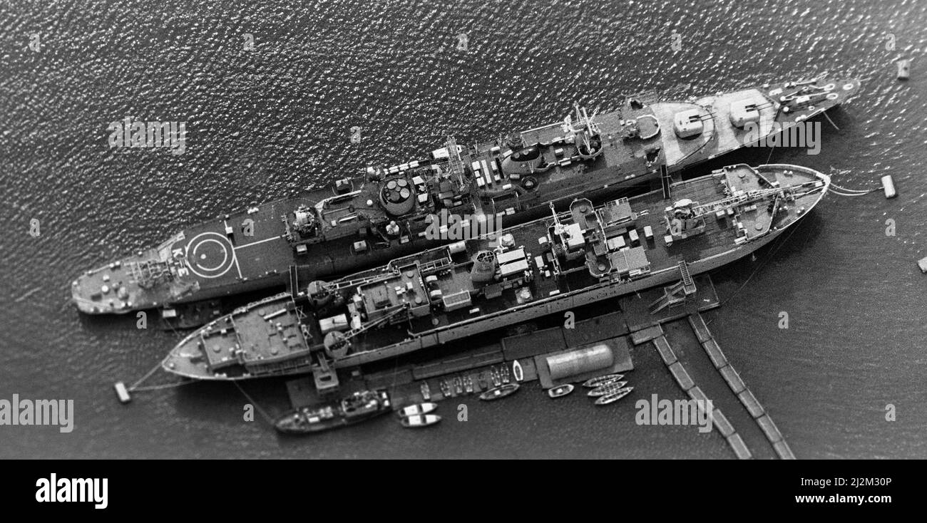Le Royaume-Uni se prépare à la guerre dans les navires de la Royal Navy des Falklands et les porte-avions chargés et préparés la veille du départ de la flotte de Portsmouth vers l'Atlantique Sud Banque D'Images