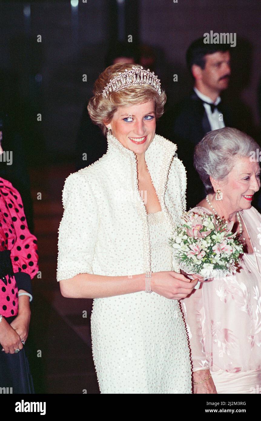 HRH la princesse de Galles, la princesse Diana visite à Hong Kong dans le cadre de leur tournée en extrême-Orient. La princesse Diana porte un couronne de diamant et des perles une robe cloutée et une veste courte. Diana participe à l'ouverture du nouveau Centre culturel de Hong Kong. Photo prise le 8th novembre 1989 Banque D'Images