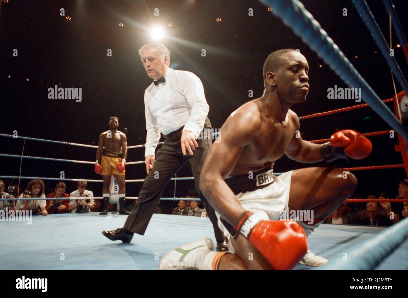 Début professionnel pour le médaillé d'or olympique à poids fort 1988 Lennox Lewis.Lewis a arrêté Al Malcolm dans la deuxième partie de son premier combat pro. (Image) Malcolm descend. 27th juin 1989 Banque D'Images