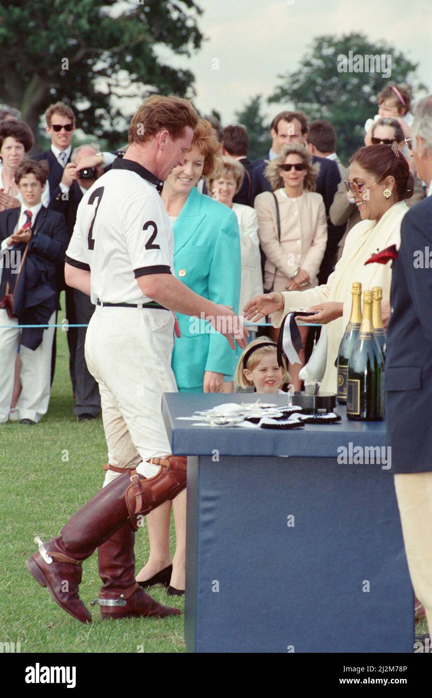 La photo montre le major James Hewitt (portant la chemise blanche numéro 2) recueille son ruban gagnant.la duchesse de York photographiée juste derrière lui portant le bleu. Voir d'autres cadres dans cet ensemble qui montrent : le Prince Charles (maillot rouge portant le numéro 3) a été enfermé dans une bataille féroce avec l'ami de la princesse Diana, le Major James Hewitt aujourd'hui (maillot blanc portant le numéro 2) , sur le terrain de polo. À une étape, comme le major Hewitt a défié le prince, le commentateur a exclamé 'Oh, je dis ! Cette sortie était un peu difficile » malgré la détermination de Charles, l'équipe du héros du Golfe a remporté 4-1 victoires à Windsor. Les prix du polo W Banque D'Images