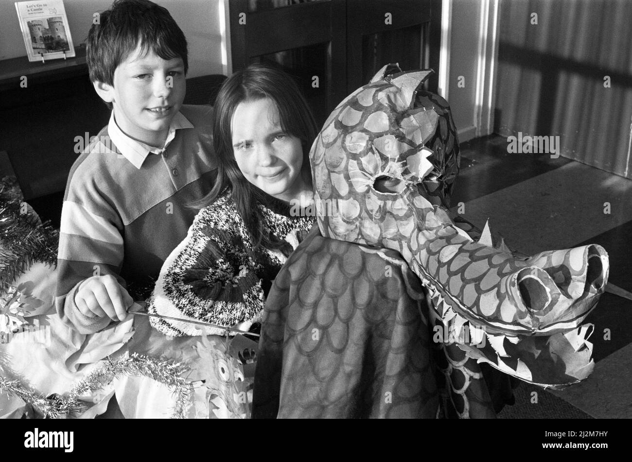 Les enfants de Golcar Junior, Infant and nursery School ont accueilli la nouvelle année chinoise du serpent dans un style traditionnel. Ici avec leur dragon chinois, fait par les enfants des classes 10 et 11, sont Stephen Wallis et Christine Green. Enseignants Mme Anne Firth et Mme Pauline Scott ont organisé l'événement. On a également raconté aux enfants l'histoire du cycle chinois de 12 ans, ainsi que les histoires et les personnages des animaux qui s'y trouvaient. 7th février 1989. Banque D'Images