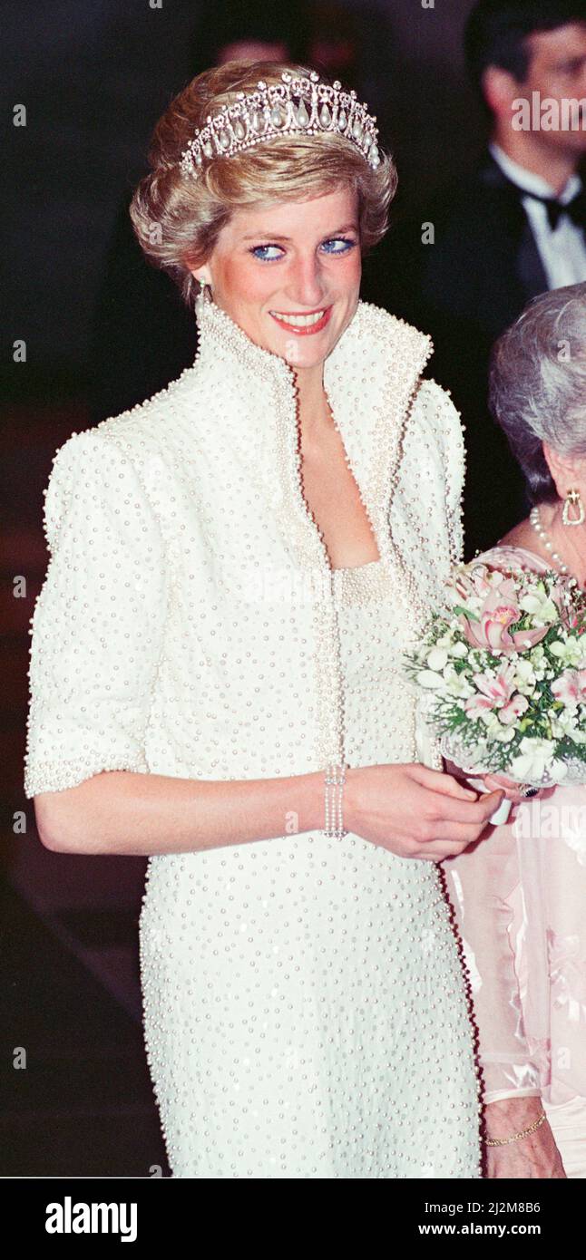***VERSION ROGNÉE. CADRE ORIGINAL EST ÉGALEMENT DANS CET ENSEMBLE*** HRH la princesse de Galles, la princesse Diana visite à Hong Kong dans le cadre de leur excursion extrême-Orient. La princesse Diana porte un couronne de diamant et des perles une robe cloutée et une veste courte. Diana participe à l'ouverture du nouveau Centre culturel de Hong Kong. Photo prise le 8th novembre 1989 Banque D'Images