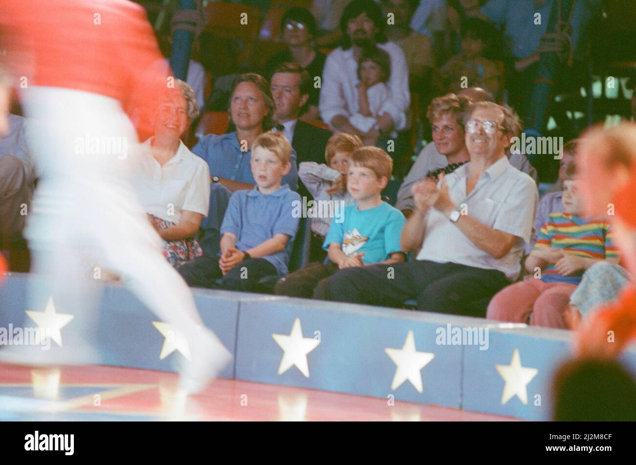 HRH la princesse de Galles, la princesse Diana, ainsi que ses chansons William et Harry aiment la journée Atle Cirque du Soleil, le Cirque des enfants. La photo montre Diana dans la rangée de 2nd, avec le prince Harry visible assis ses mères à droite (photo à gauche) photo prise le 8th août 1990 Banque D'Images