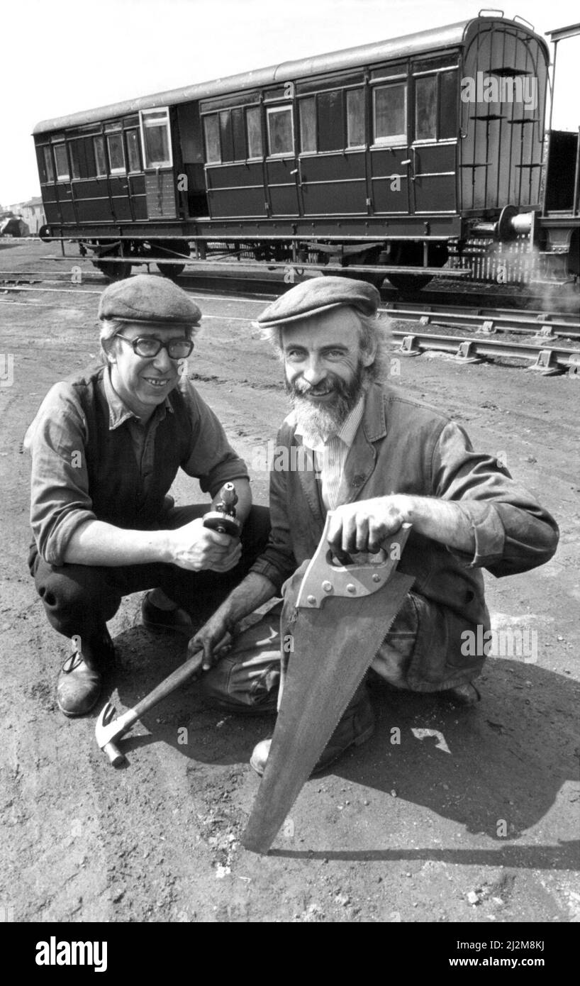Eric Maxwell (à gauche) et Peter Weightman, membres du musée du chemin de fer de Tanfield Lea, avec la voiture de chemin de fer restaurée de 1885 le 20th mai 1989 Banque D'Images
