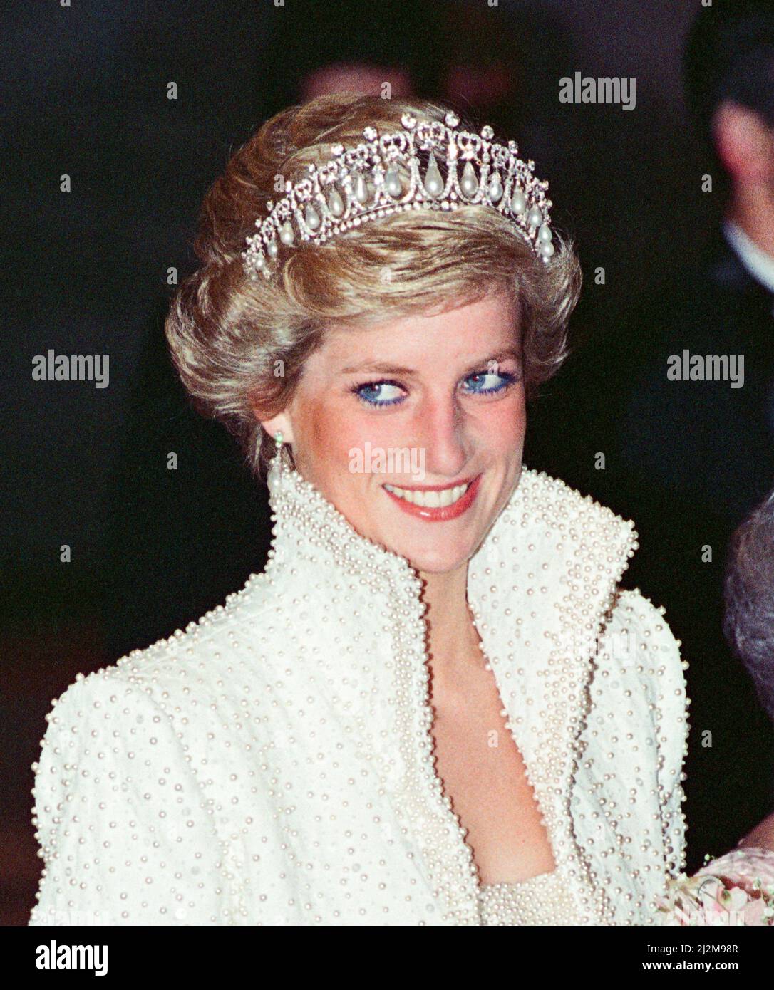 ***VERSION ROGNÉE. CADRE ORIGINAL EST ÉGALEMENT DANS CET ENSEMBLE*** HRH la princesse de Galles, la princesse Diana visite à Hong Kong dans le cadre de leur excursion extrême-Orient. La princesse Diana porte un couronne de diamant et des perles une robe cloutée et une veste courte. Diana participe à l'ouverture du nouveau Centre culturel de Hong Kong. Photo prise le 8th novembre 1989 Banque D'Images