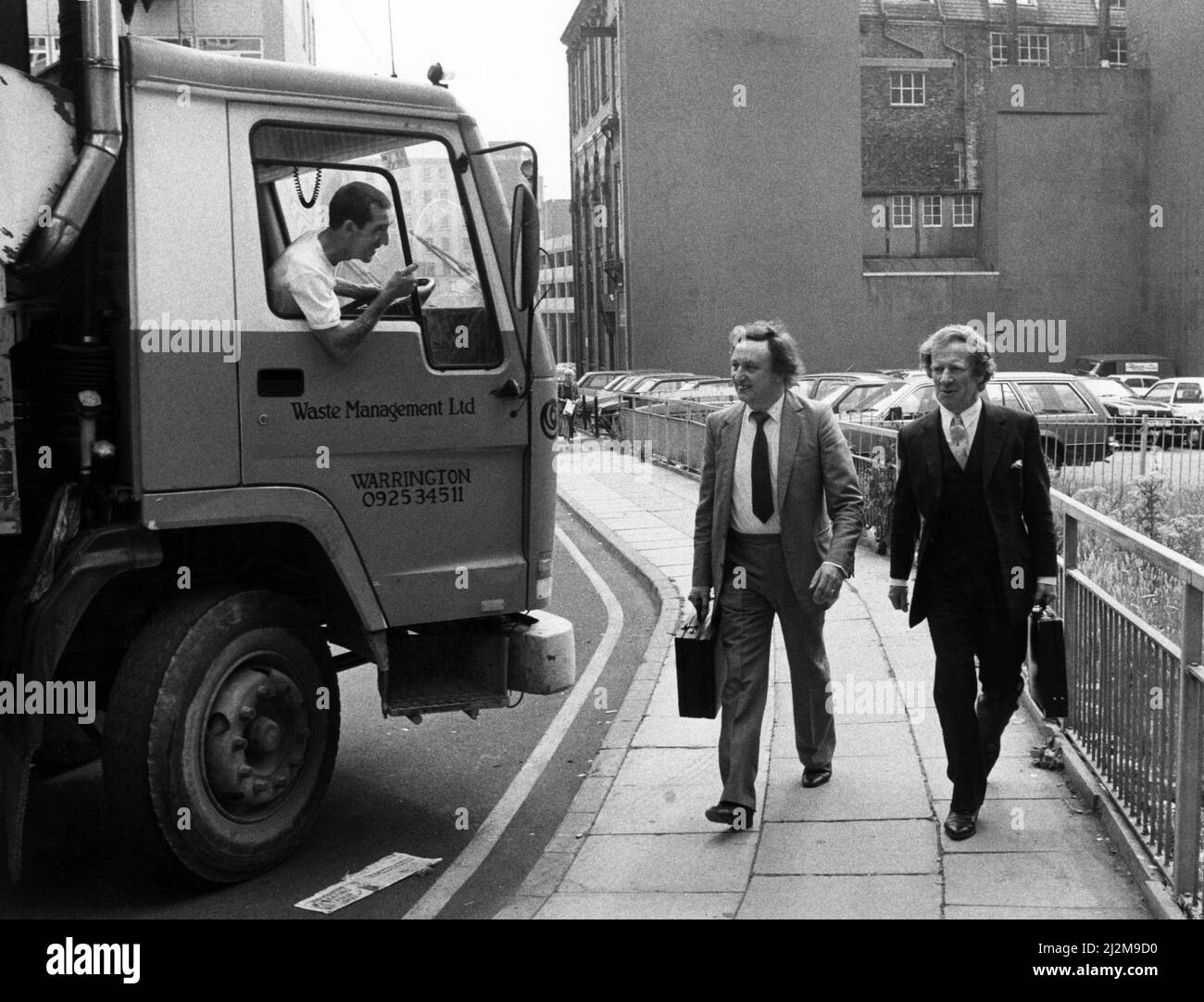 Ken Dodd arrive devant le tribunal. 20th juillet 1989. Banque D'Images