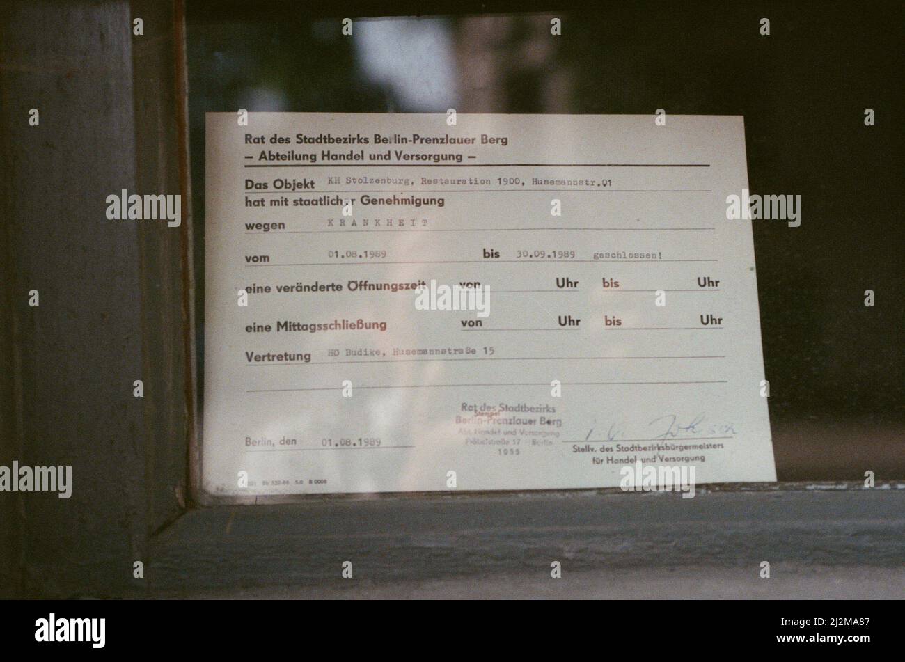 Les magasins et restaurants sont fermés à Berlin-est, en Allemagne, du 22nd au 23 septembre 1989. Bien que pour beaucoup, la raison donnée soit la maladie, cela est dû à l'immigration non autorisée d'un grand nombre de Berlinois de l'est à l'ouest. Banque D'Images